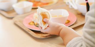 給食を食べる子供の手元の写真