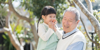 おじいさんと子供が笑いあっている写真